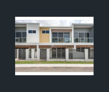 Spacious 3 Bedroom Villa in Gorgeous Emerald Lakes! - Photo 4