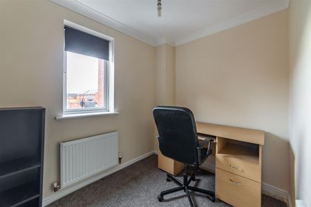 5 bed terraced house to rent in Hartford Court, Heaton, NE6 - Photo 2