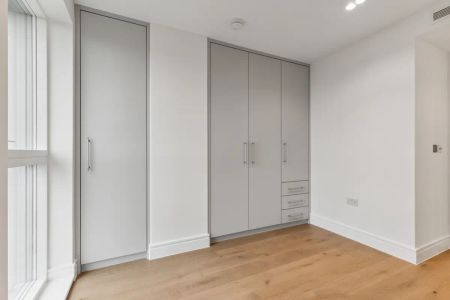 2 bedroom flat in Chiswick - Photo 2