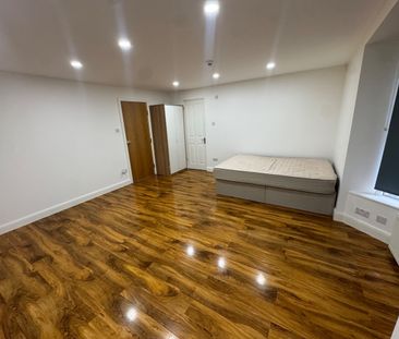 Studio Flat, Warwick Road, N11 - Photo 2