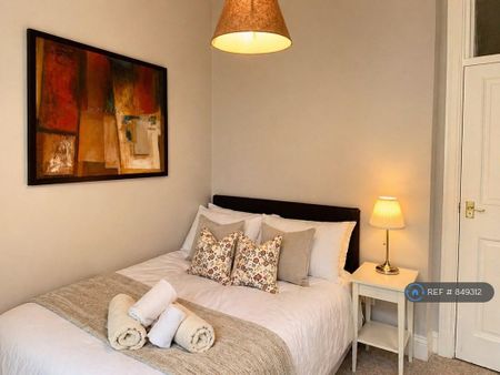 3 bedroom flat to rent - Photo 2