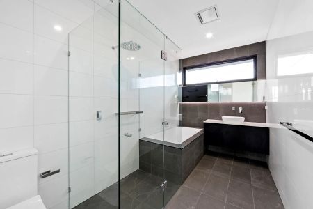 2c Warleigh Road, - Photo 2