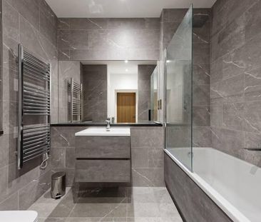 3 bedroom flat to rent - Photo 2