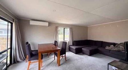 Sunny 3-Bedroom Home with Great Outdoor Living - Photo 4