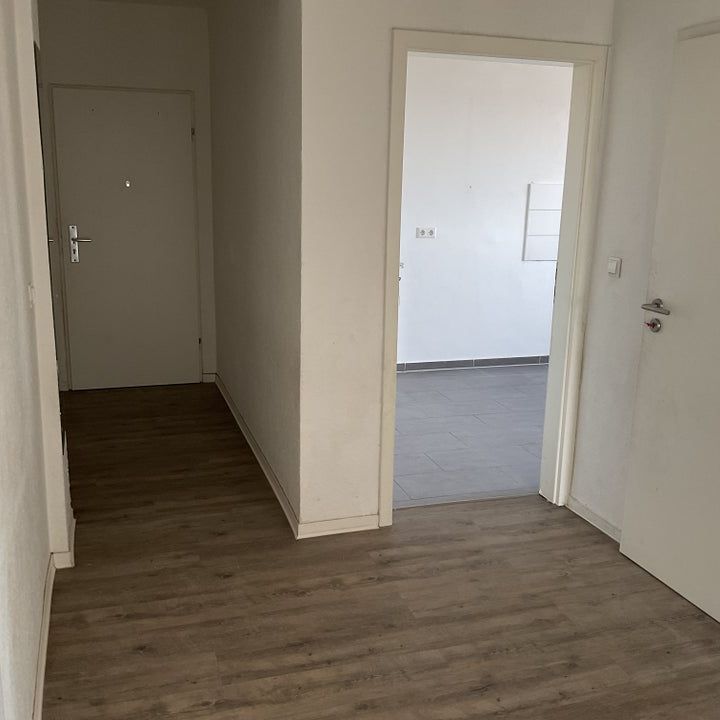 Großzügige 3-Zimmer-Wohnung mit Balkon kurzfristig verfügbar. - Foto 1
