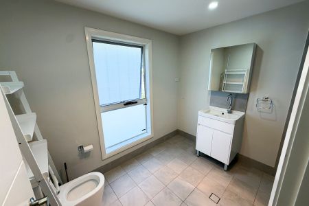 MODERN TWO-BEDROOM TOWNHOUSE IN PRIME NORTH KELLYVILLE LOCATION - Photo 3
