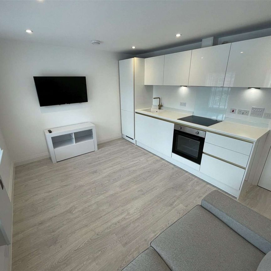 A 1 bedroom first floor apartment to rent in central Caversham, within 0.6 of a mile from Reading's train station. - Photo 1