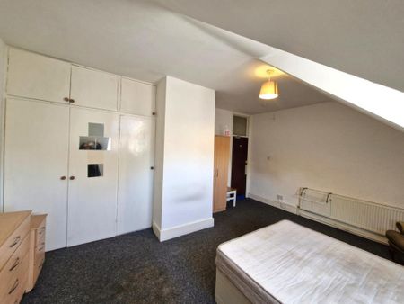 8 bedroom house of multiple occupation to rent - Photo 2