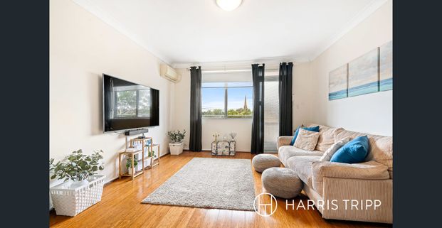 Light Filled, Elevated Residence In A Prime Pocket - Photo 1