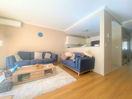 Stunning Light Filled Apartment - Photo 3