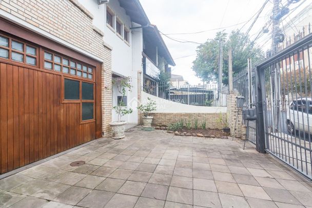 Casa com 4 quartos e 300m² para alugar em Jardim Botânico, Porto Alegre. - Photo 1