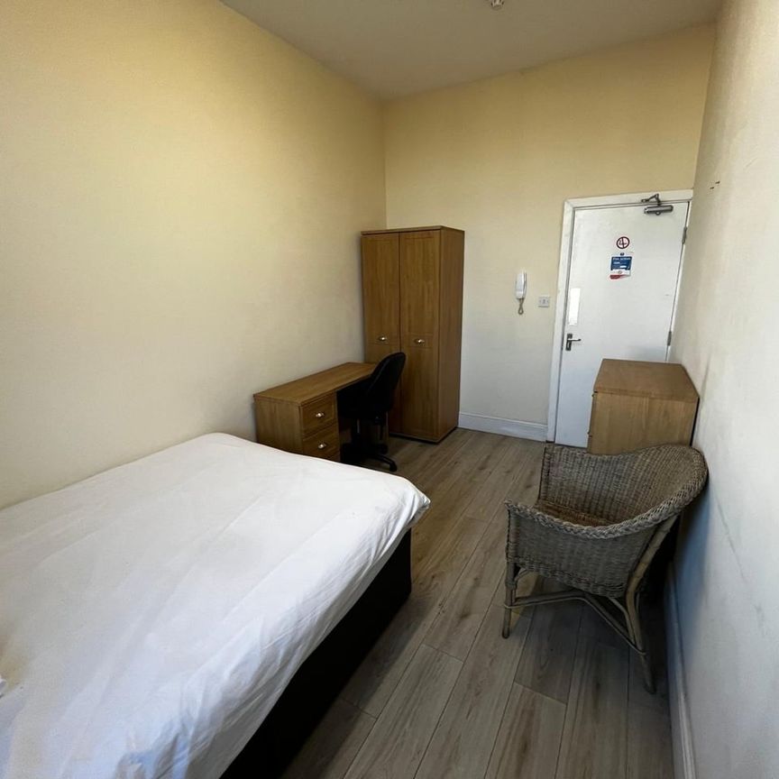 Room in a Shared Flat, Bury New Road, M7 - Photo 1