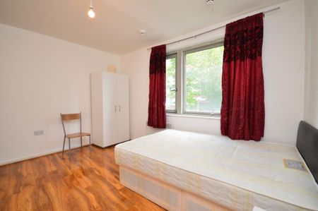 1 bedroom in a flat share to rent - Photo 3