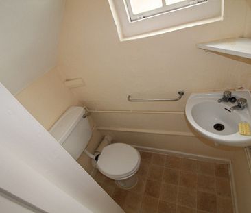 1 bed Room in Shared House - To Let - Photo 2