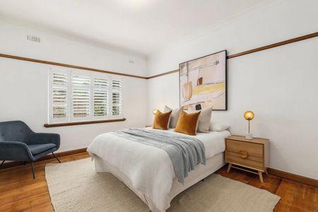 Art Deco Elegance in a Lifestyle Setting - Photo 3