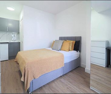 1 bedroom in a house share to rent - Photo 3