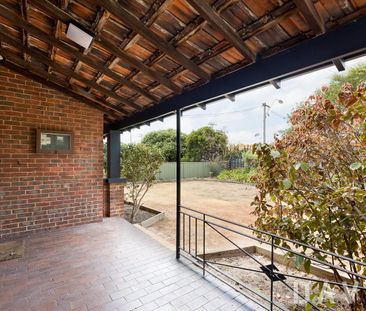 Charming 2 bedroom 1 bathroom home in prime location! - Photo 6