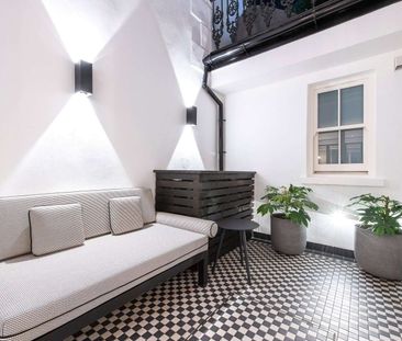 A contemporary apartment with a beautiful courtyard terrace - Photo 1