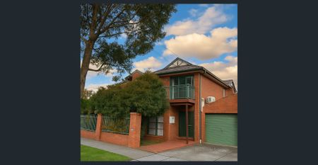 BEAUTIFUL MODERN THREE BEDROOM TOWNHOUSE PERFECTLY LOCATED - Photo 4