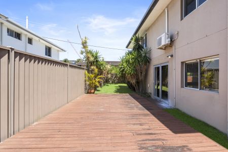 Coastal dual-level family home in central Palm Beach - Photo 2