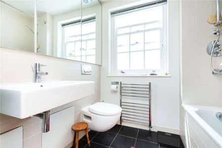 A beautifully presented three bedroom house with large west facing garden in a fantastic Islington location just moments from Highbury & Islington station. - Photo 2