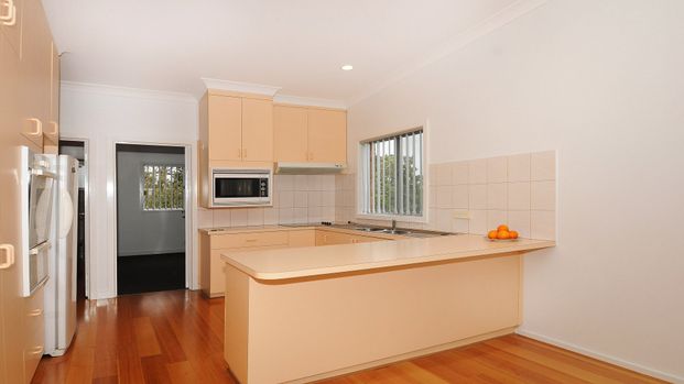 FAMILY HOME WITH DOUBLE GARAGE - Photo 1