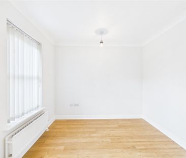 3 bedroom House in Hawthorn Court, Farnborough - Photo 6