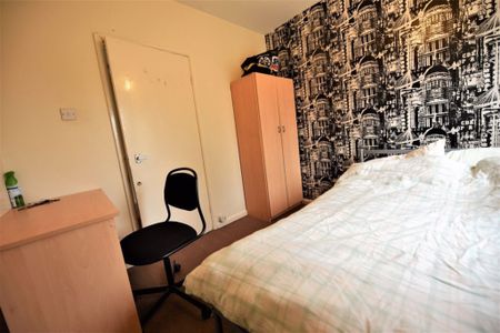 4 bedroom House in St Annes Road, Leeds - Photo 2