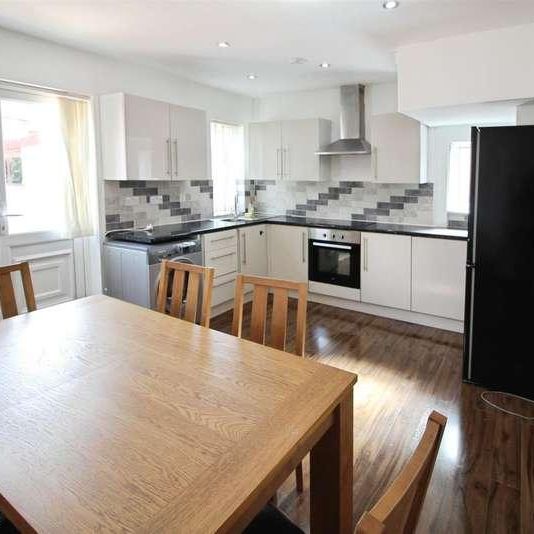 The Oval, Leeds, LS14 - Photo 1