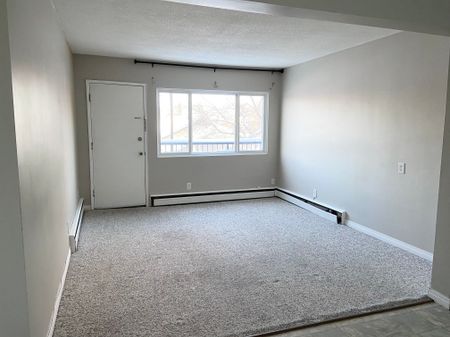 Sorrento Manor - Photo 4