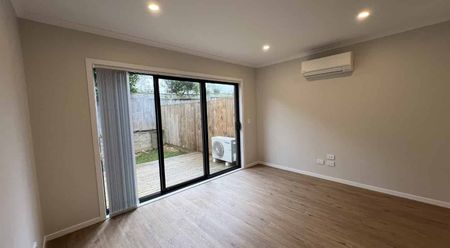 Modern 3-bedroom Townhouse! - Photo 4