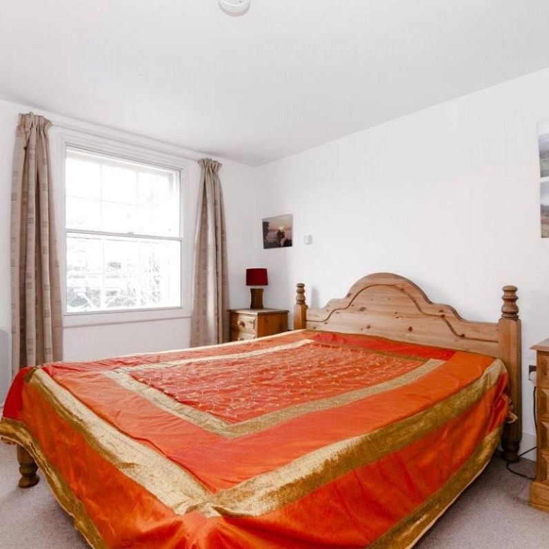 2 bedroom flat in London - Photo 1