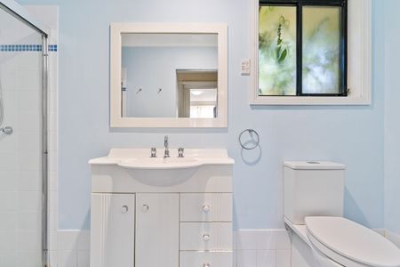 Beautiful 4-Bedroom Home in Center of Holsworthy - Photo 5