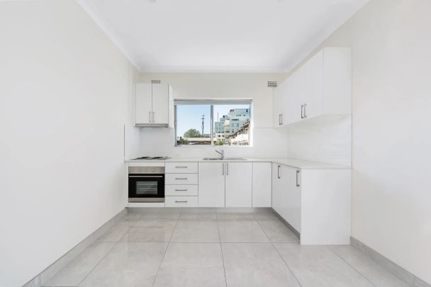 Contemporary fully-renovated two bedroom apartment - Photo 1