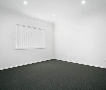 MODERN 4 BEDROOM HOME WITH DOUBLE GARAGE - Photo 3