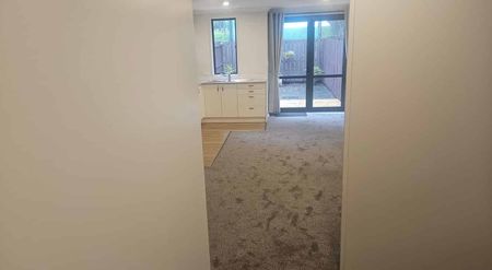 Modern Townhouse in Convenient Mount Wellington - Photo 2