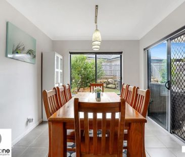 CONTEMPORARY FAMILY HOME IN CONVIENIENT LOCATION! - Photo 3