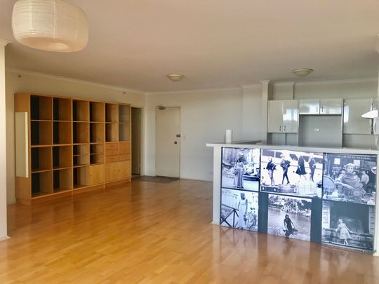 Two bedroom apartment in ultra convenient location - Photo 1