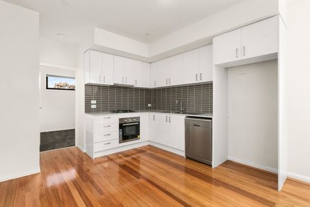 2/43 Albion Street, Essendon VIC 3040 - Photo 2