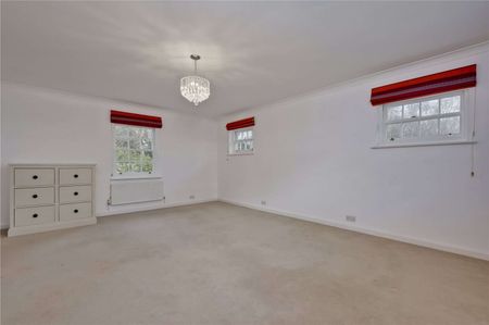 An elegant family home in a stunning secluded position, including a swimming pool, tennis court, two bedroom cottage, small paddock and two stables. - Photo 4