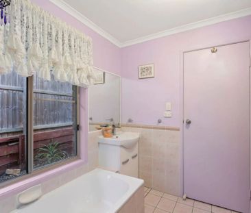 Nestled in one of Carrara's peaceful and family-friendly street, th... - Photo 5