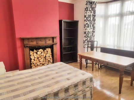 3 bedroom flat to rent - Photo 2