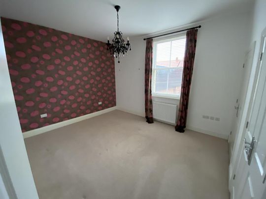 4 bedroom semi-detached house to rent - Photo 1