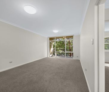 Light Filled 2 Bedroom Apartment in Central Location - Photo 1