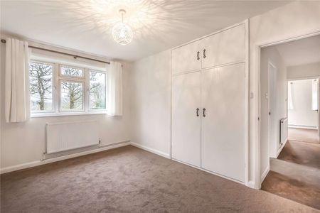 Newly renovated 3 bedroom bungalow situated in sought after location. - Photo 2