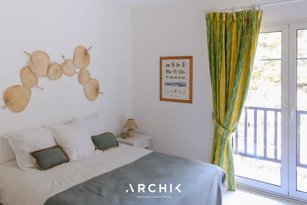 Architecture des années 80, cette maison de 280 m2 est bâtie sur un terrain arboré de 2 200 m2 en première ligne, au coeur du quartier Haïtza du Pyla avec son perré privatif et son accès direct à la plage. à l'emplacement privilégié se retrouve en retrait de la route nichée sous les pins. - Photo 1