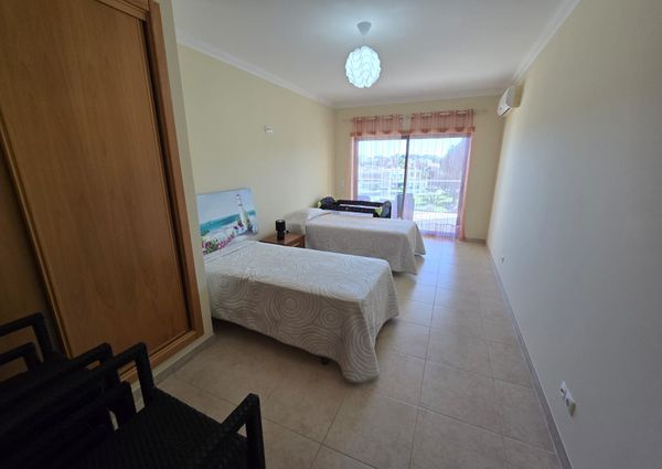Moradia em banda T4+1 no Alto da Balaia em Albufeira, Algarve
