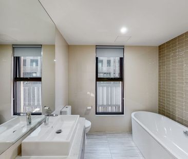 Stunning Four Bed Townhouse Near The Bay - Photo 5