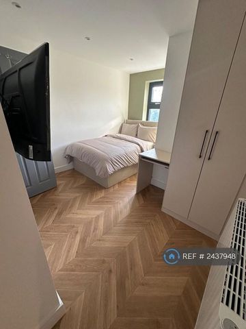 1 bedroom in a house share to rent - Photo 2