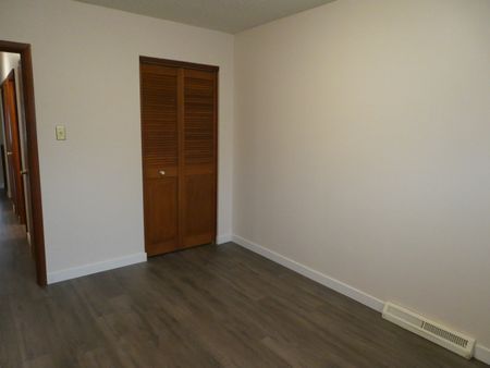 Newly renovated 4 bdrms home near U of C for only $2150/m. - Photo 5